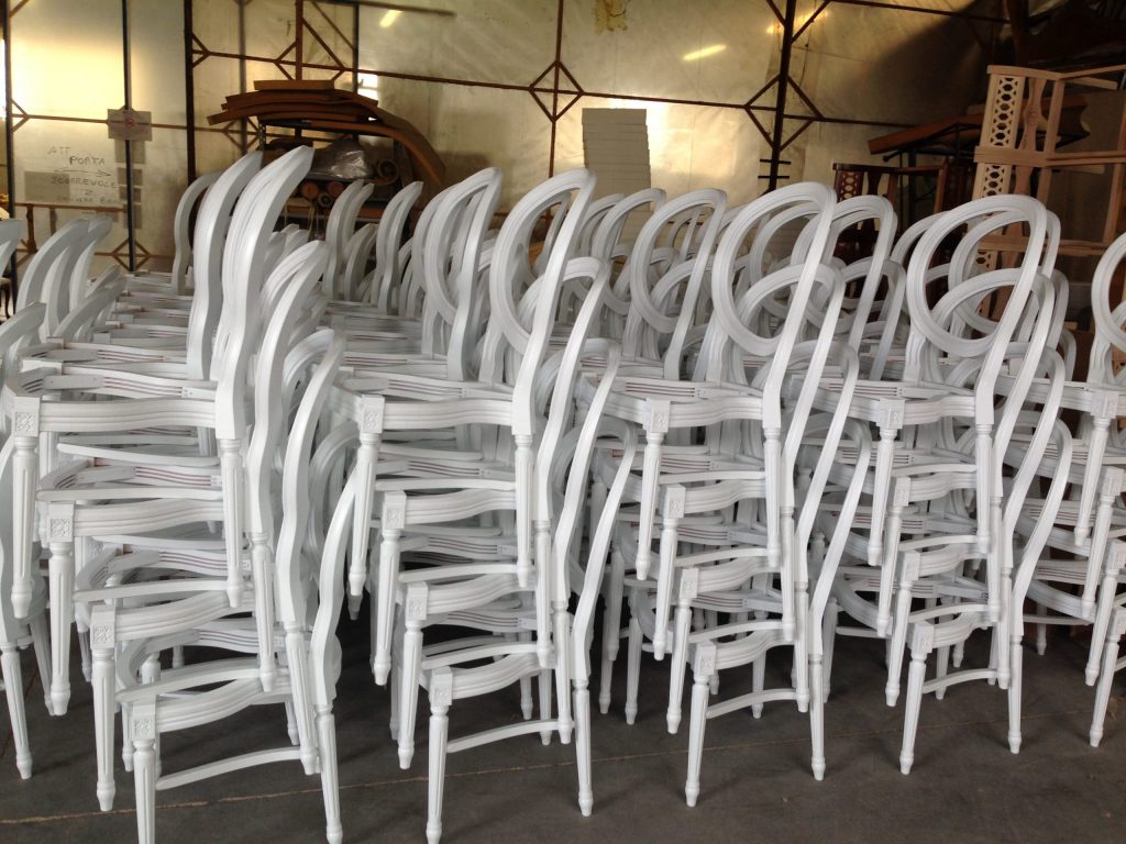 Rangées de chaises Napoléon III blanches alignées pour une cérémonie