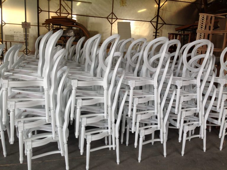 Rangées de chaises Napoléon III blanches alignées pour une cérémonie