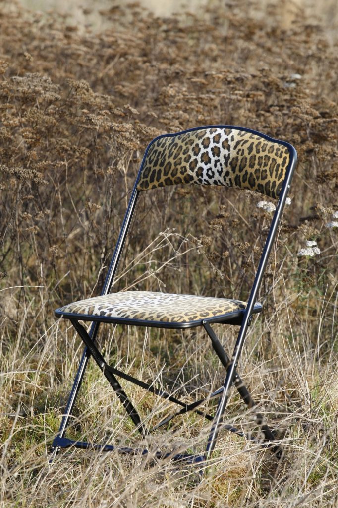 Chaise pliante CHAISOR Panthère en velours motif léopard, structure noire